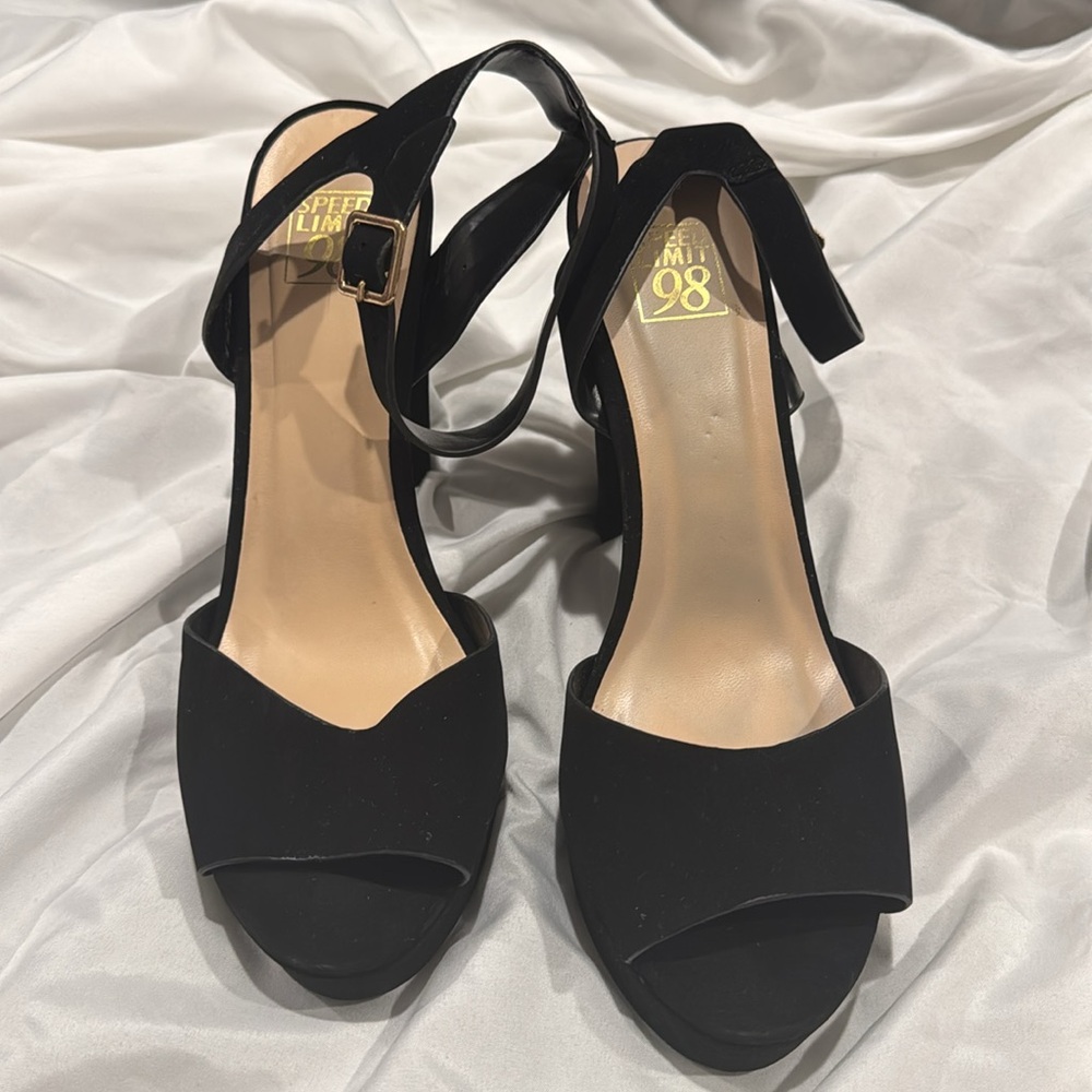 BLACK HEELS - Picture 3 of 10